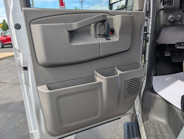 2024 Chevrolet Express Passenger 3500 1LS